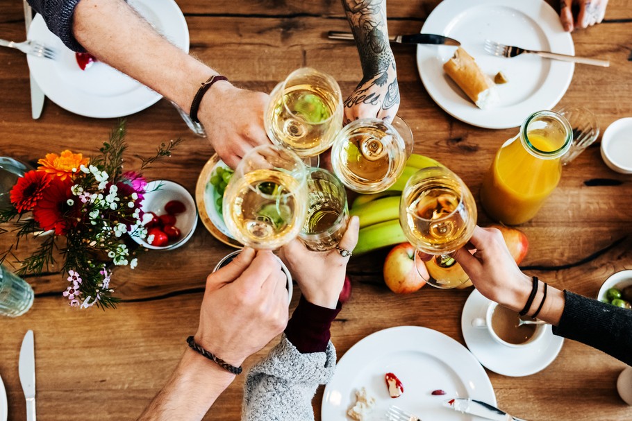 Wakacyjne biesiadowanie w barach i restauracjach może skończyć się nieprzyjemnie, gdy przyjdzie nam płacić zawyżone rachunki. A tak się niestety w Polsce zdarza — wynika z kontroli UOKiK i IH