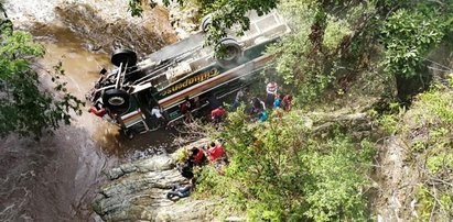 Autobus spadł z 70 metrów, w środku było 55 studentów