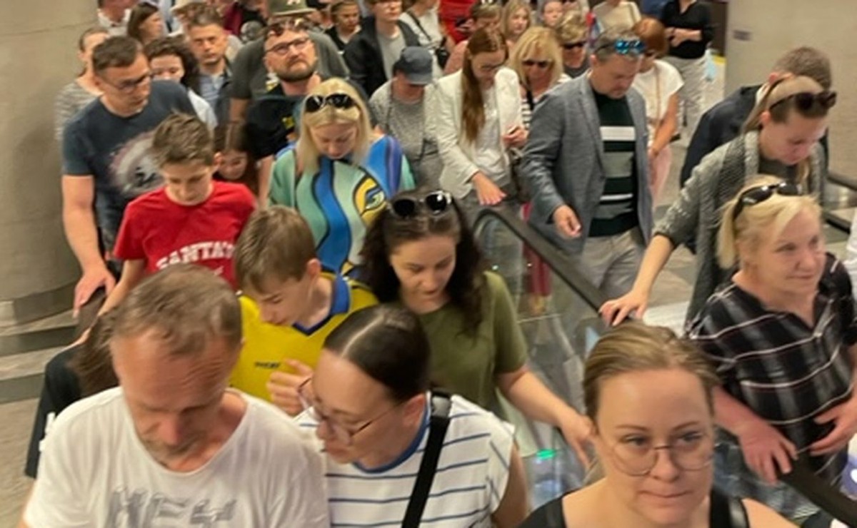 Jedna ze stacji warszawskiego metra z pasażerami czekającymi na metro