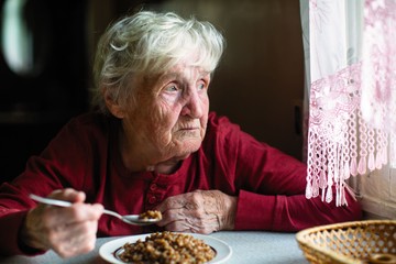 A szakértők szerint ha így étkezik, az demenciára is utalhat
