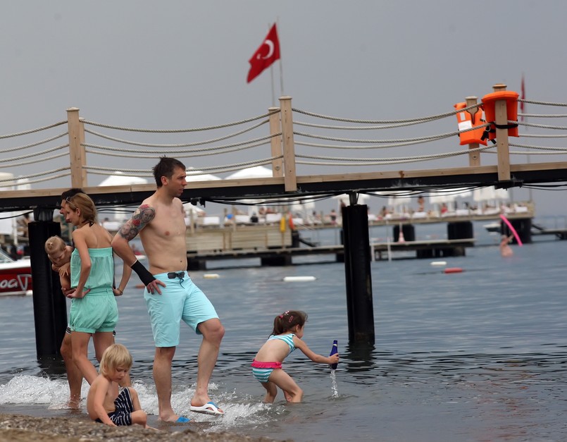 Piłkarz reprezentacji Polski na plaży w Belek