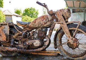 Motocikl nemačke vojske, zajedno sa telima dva vojnika, pronađen je u Dunavu u Budimpešto usled veoma niskog vodostaja jedne od najvećih evropskih reka | Foto: Tamas Purger/EPA/Shutterstock