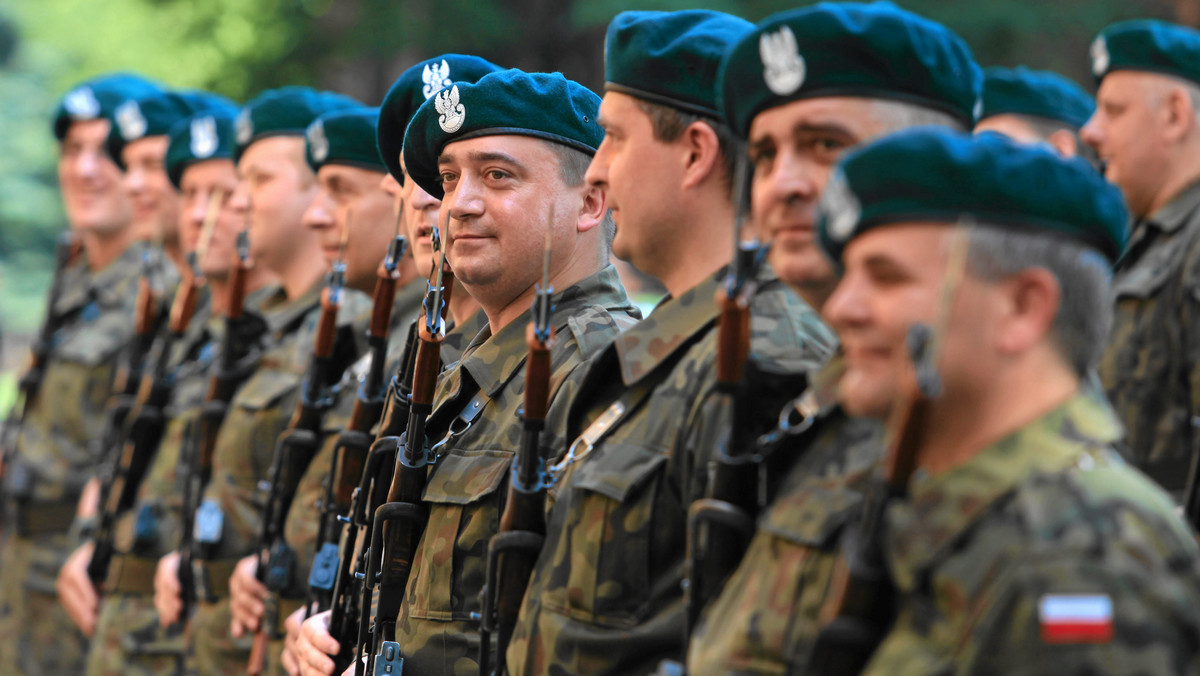 Już wkrótce o połowę zmniejszy się liczba etatów w ordynariatach polowych - donosi "Nasz Dziennik" powołując się na ministra obrony narodowej Tomasza Siemoniaka. Zlikwidowane mają być także niektóre wojskowe parafie.