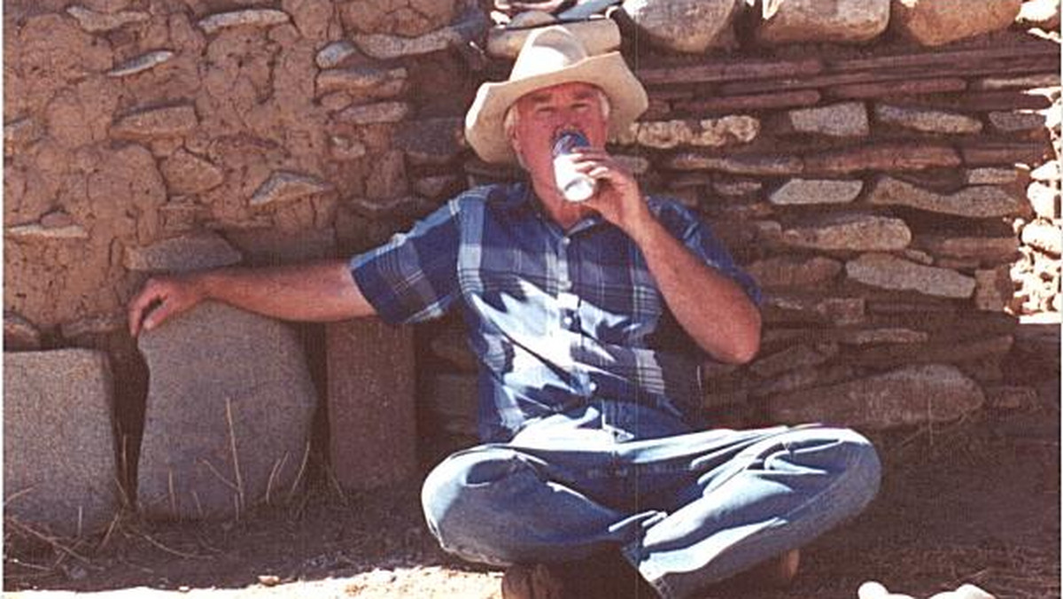 Amerykański milioner 82-letni Forrest Fenn wpadł na genialny sposób na zmuszenie swoich rodaków do aktywności na świeżym powietrzu. W górach w okolicy ukochanego Santa Fe w Nowym Meksyku zakopał najprawdziwszy skarb.