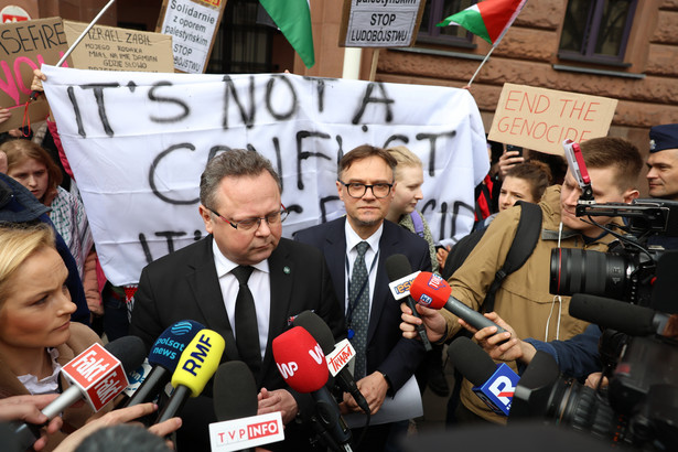 Konferencja prasowa z udziałem polityków Suwerennej Polski przed budynkiem MSZ