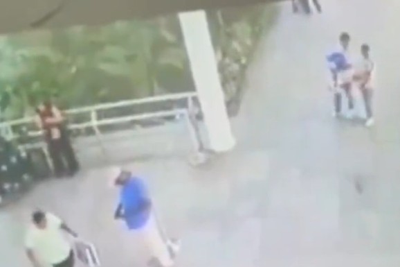 (VIDEO) Snimljena neverovatna likvidacija jednog od najvećih narko bosova: Tinejdžer izvlači pištolj iz plišanog mede i PUCA U NJEGA ispred aerodroma