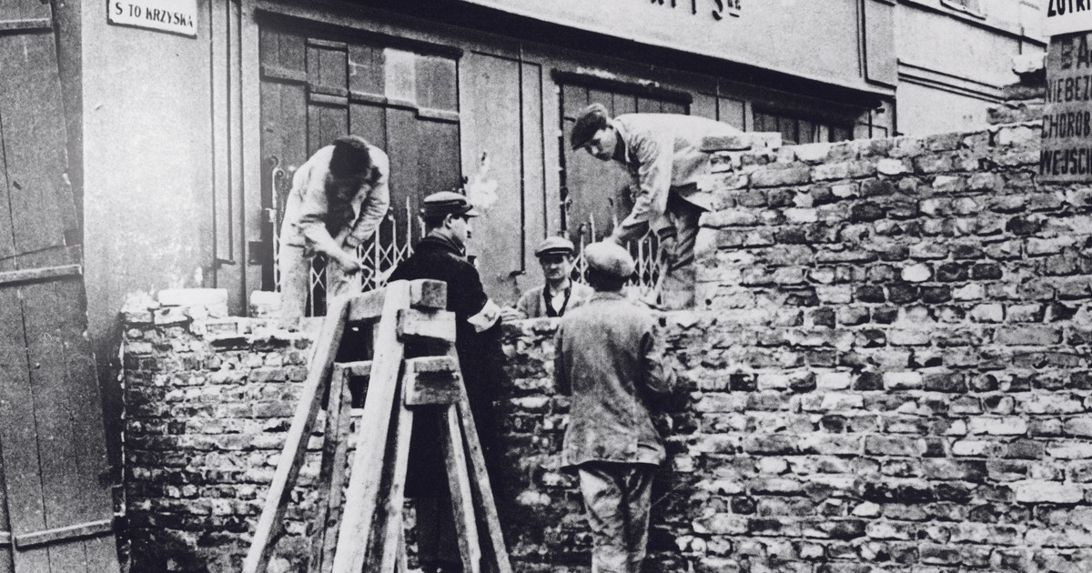 Historia warszawskiego getta w 10 obrazach. Od budowy muru do powstańczego zrywu