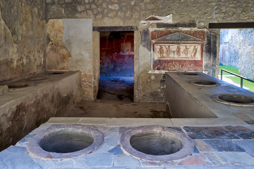 Štand u Pompeji gde se vino grejalo u kontejnerima od olova