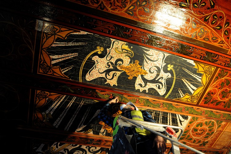 Czarny orzeł, symbol króla Prus Fryderyka Wilhelma I Pruskiego odkryty na suficie w Komendzie Wojewódzkiej Policji w Szczecinie