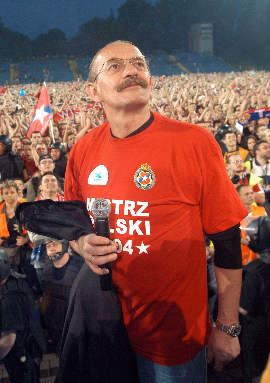 Marcin Daniec podczas fety z okazji zdobycia przez Wisłę Kraków tytułu mistrza Polski w 2004 r.