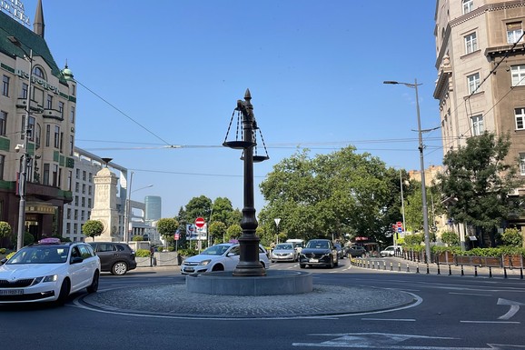 Na kružnom toku na Terazijama jutros osvanula vaga sa dva tasa (FOTO)