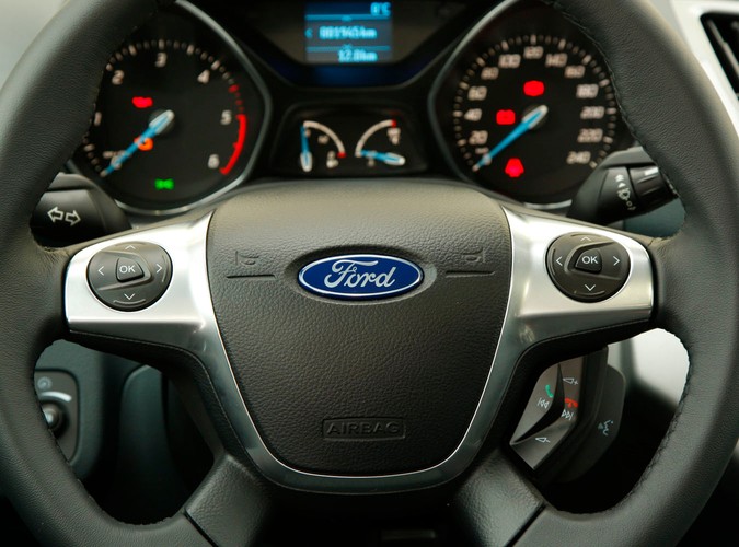 Z czym wam się kojarzą kompaktowe minivany, bo nam z nadmuchanymi autami segmentu C, które są mniej poręczne w mieście i wolniejsze na zakrętach. Po przejażdżce najnowszym fordem c-max diametralnie zmieniamy naszą opinię...