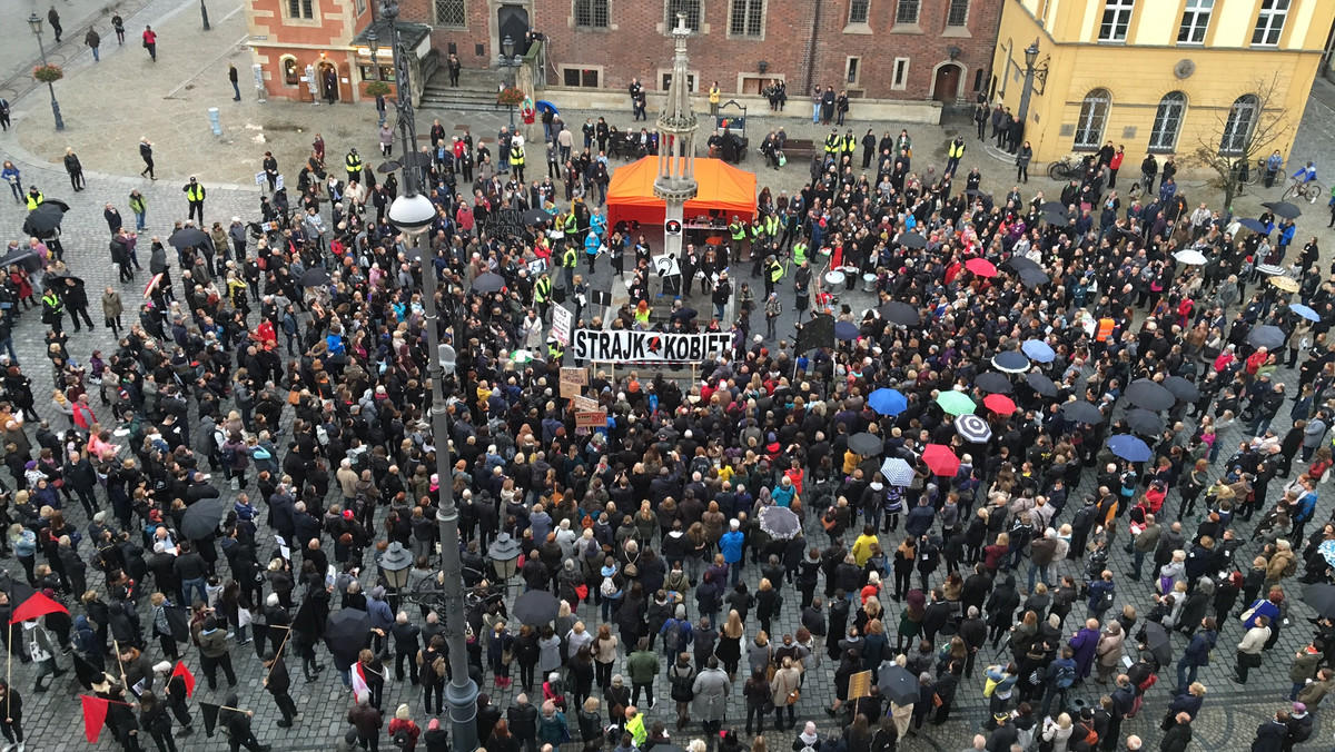 Dokładnie rok po "czarnym poniedziałku", kobiety znów w ramach protestu wyszły na ulice Wrocławia. Podczas pikiety zbierane były podpisy pod inicjatywą ustawodawczą "Ratujmy Kobiety 2017". Projekt ustawy zakłada m.in. legalną aborcję.