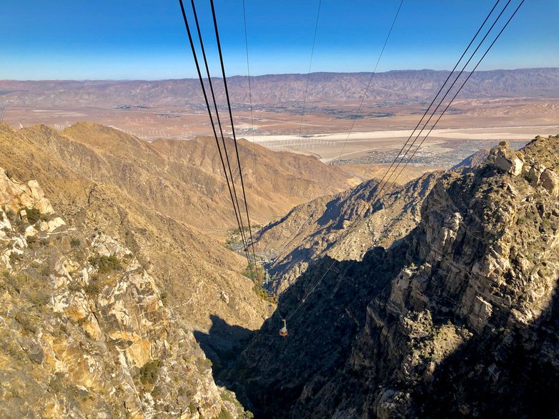 Widok z kolejki Palm Springs Aerial Tramway na dolinę Coachella