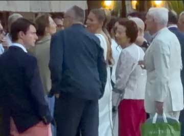 EMOTIVNI TRENUTAK MELINE I OCA SULEJMANA! Zasenili prisutne elegantnim izdanjima, a svi se pitaju ZAŠTO OVO NE ISPUŠTA IZ RUKU (FOTO)