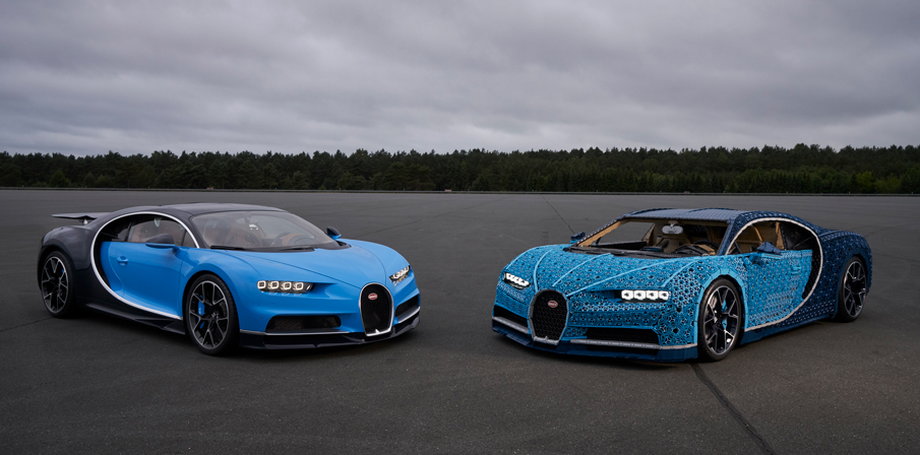 Po lewej Bugatti Chiron, po prawej - jego model w skali 1:1 z klocków Lego Technic