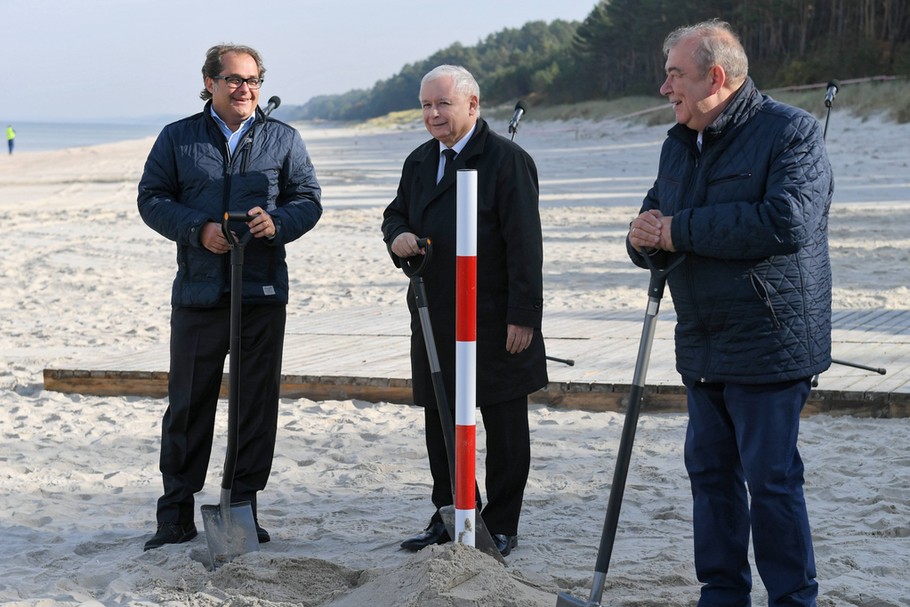 Minister gospodarki morskiej i żeglugi śródlądowej Marek Gróbarczyk, prezes PiS Jarosław Kaczyński i ówczesny kandydat na prezydenta Elbląga Jerzy Wilk  podczas konferencji prasowej w październiku 2018 roku.