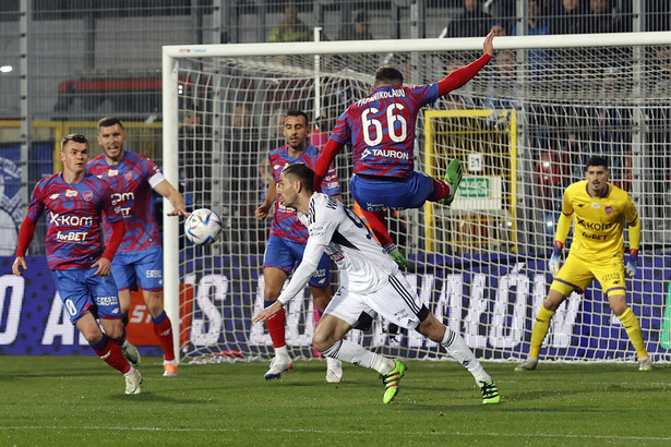 Zawodnicy Rakowa Częstochowa: Władysław Koczerhin (L), Tomas Petrasek (2L), Stratos Svarnas (C-tył), Giannis Papanikolaou (2P) i Vladan Kovacevic (P) oraz Damian Warchoł (C-przód) z Wisły Płock podczas meczu 16. kolejki piłkarskiej Ekstraklasy