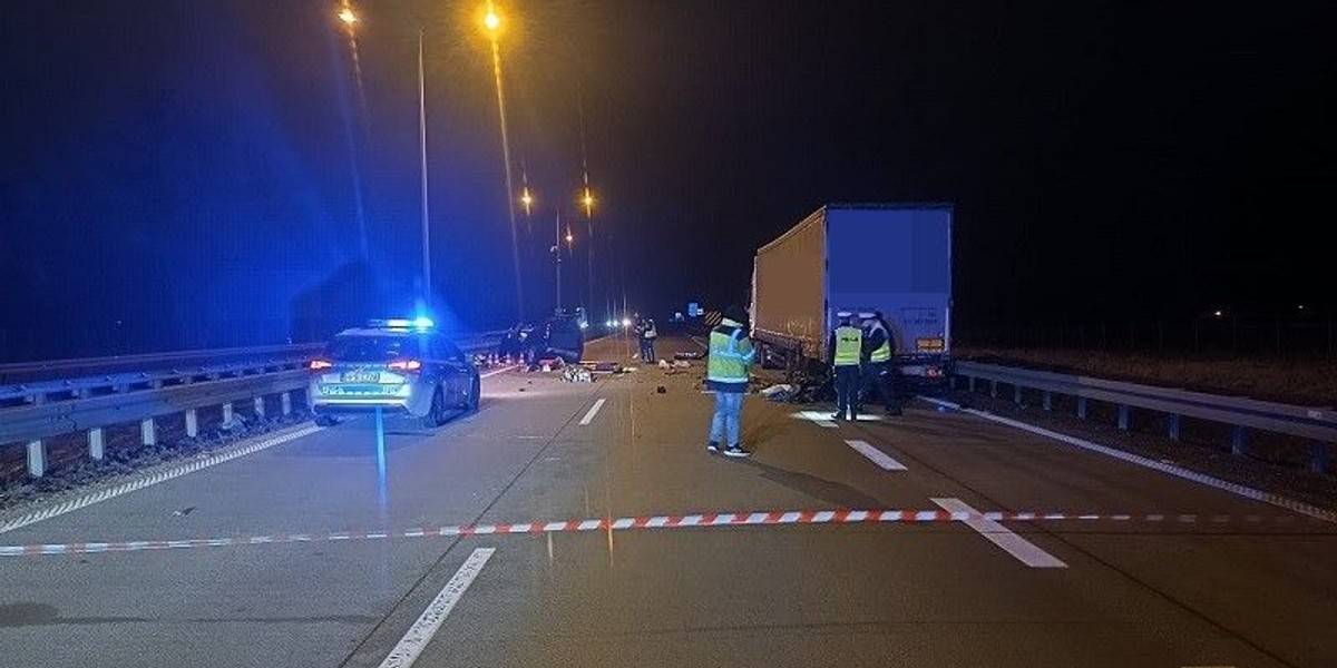 Koszmar na autostradzie A4. Auto uderzyło w ciężarówkę. Dwie osoby nie żyją.