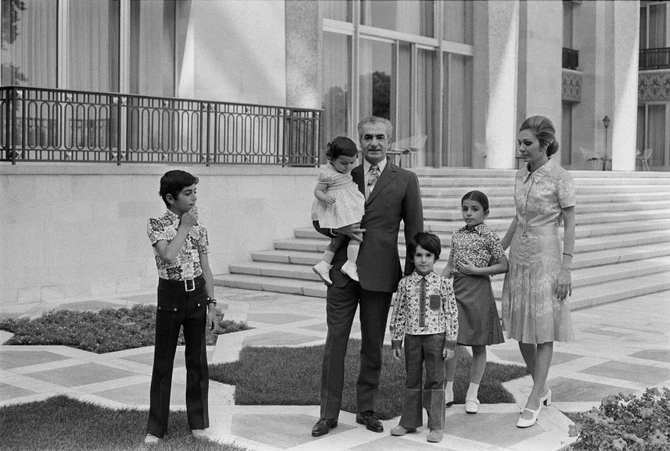 Mohamed Reza Pahlavi sa suprugom i decom