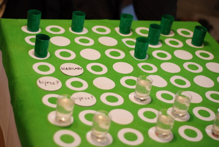 Warcaby bijesz - pijesz. Ciekawe, kto tak naprawdę przegrywa