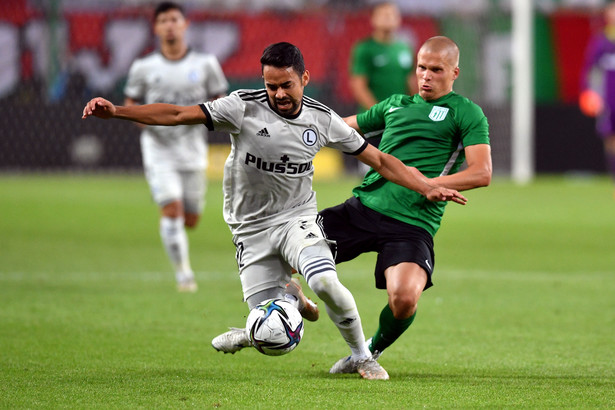 Piłkarz drużyny Legia Warszawa Luquinhas (L) i Henrik Ojamaa (P) z zespołu FC Flora Tallinn podczas pierwszego meczu 2. rundy eliminacji Ligi Mistrzów, na Stadionie Miejskim im. Marszałka J. Piłsudskiego