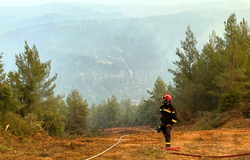 Srpski vatrogasci i pripadnici Sektora za vanredne situacije dananoćno gase požar na grčkom ostrvu Evija