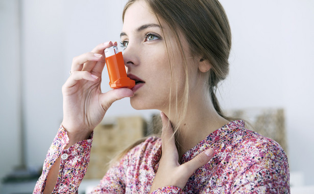 Większość chorych na astmę może żyć bez objawów choroby