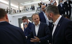 Tusk: Udają, że zbudują wielki mur, a tak naprawdę chcą zrobić wielki wał