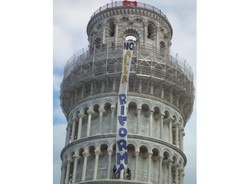 Studenci okupują Krzywą Wieżę w Pizie oraz Koloseum