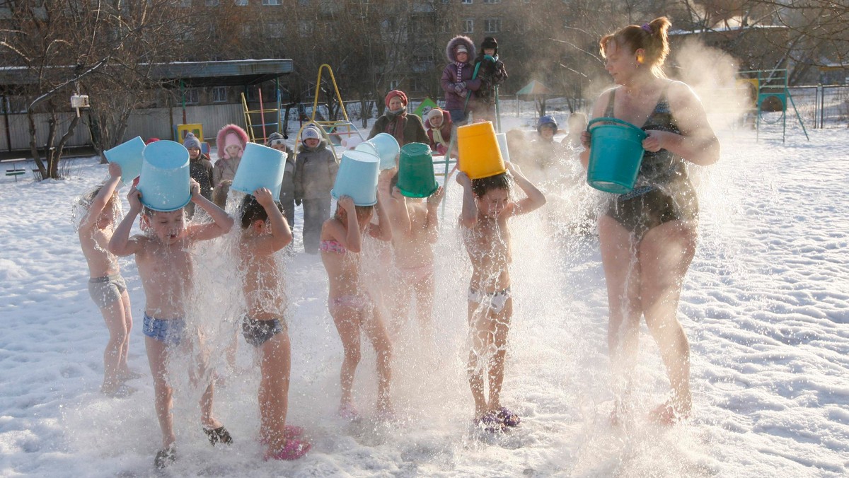 Przedszkolaki oblewają się wodą przy minus 23 st. C