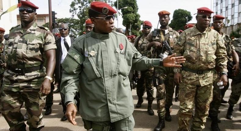 Le capitaine Moussa Dadis Camara (C) à la place des Martyrs à Conakry le 2 octobre 2009, lors des célébrations commémorant le jour de l'indépendance de la République de Guinée. REUTERS/Luc Gnago