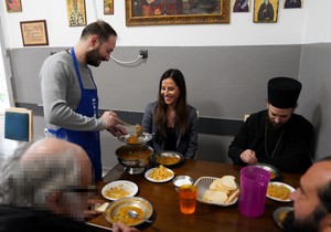 Tamara vučić posetila versko dobrotvorno starateljstvo, ručala sa beskućnicima