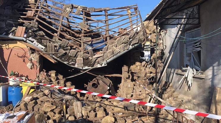 A robbanás után a melléképület összedőlt, Tímea pedig a romok alatt ragadt. Gyermeke tragikus módon nem élte túl / Foto: Nagy Flóra, Pozsonyi Zita