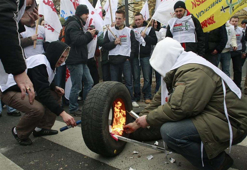 Opony płoną na demonstracjach