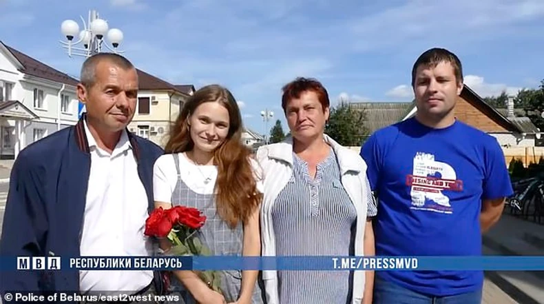 Julija s roditeljima i dečkom