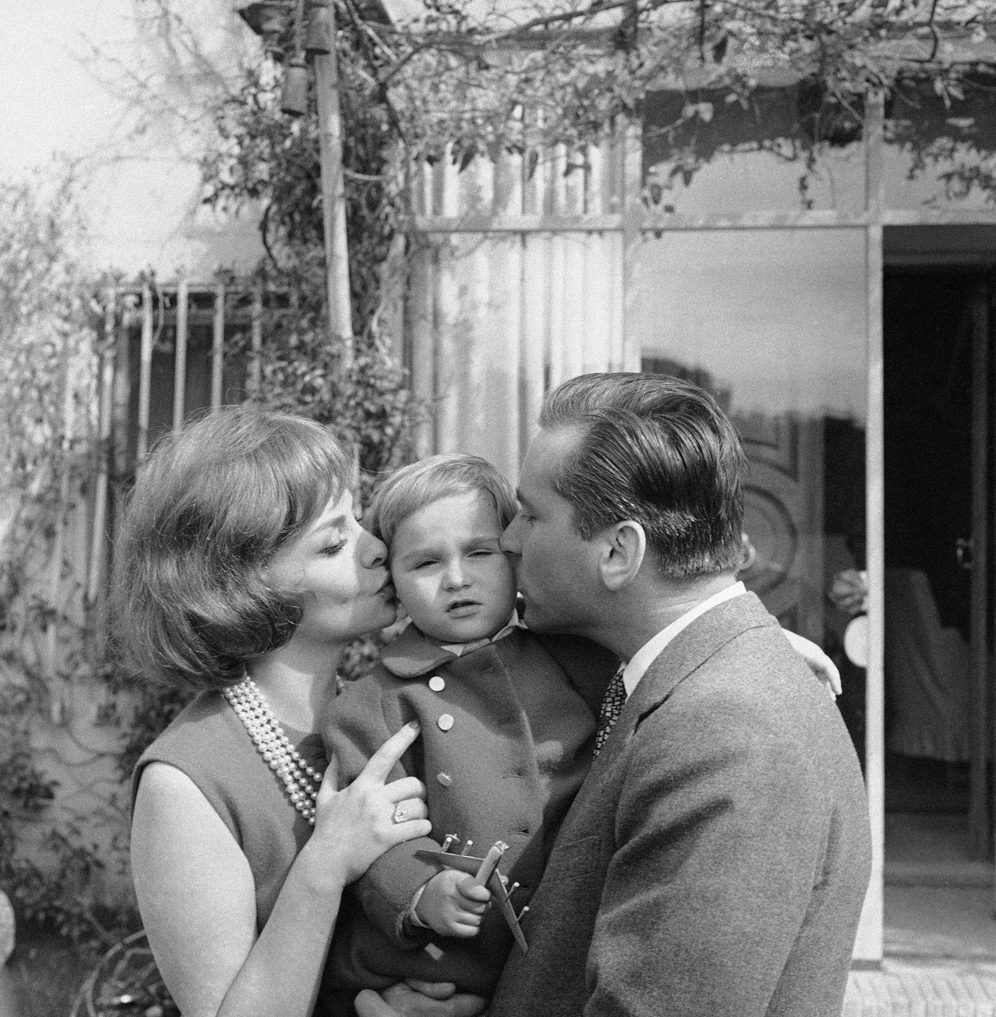 Gina Lollobrigida s mnaželom a synom v roku 1960.