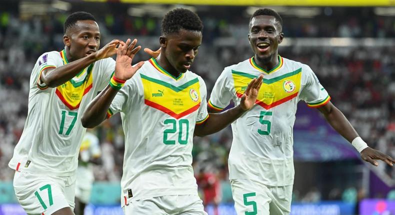 Bamba Dieng célèbre son but contre le Qatar lors de la première victoire du Sénégal à la Coupe du Monde 2022.