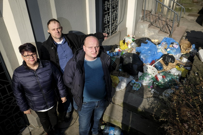 Tak walają się śmieci przed ładną kamienicą na Mariackiej w Katowicach