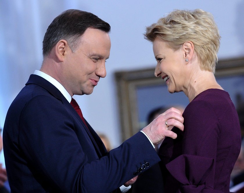 Andrzej Duda wręcza order Małgorzacie Kożuchowskiej