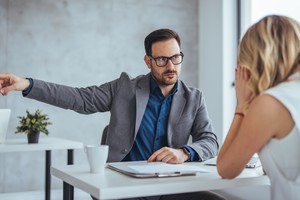 Fala zwolnień grupowych w Polsce. Menadżer nie jest od pocieszania, tylko od przekazania decyzji