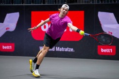 Turniej ATP w Dubaju: Shapovalov ograł Hurkacza, ale Polak gra dalej w deblu