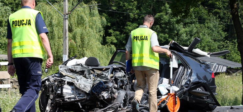 Z auta nic nie zostało po wypadku na Zakopiance. Samochód z rodziną wjechał pod tira. ZDJĘCIA