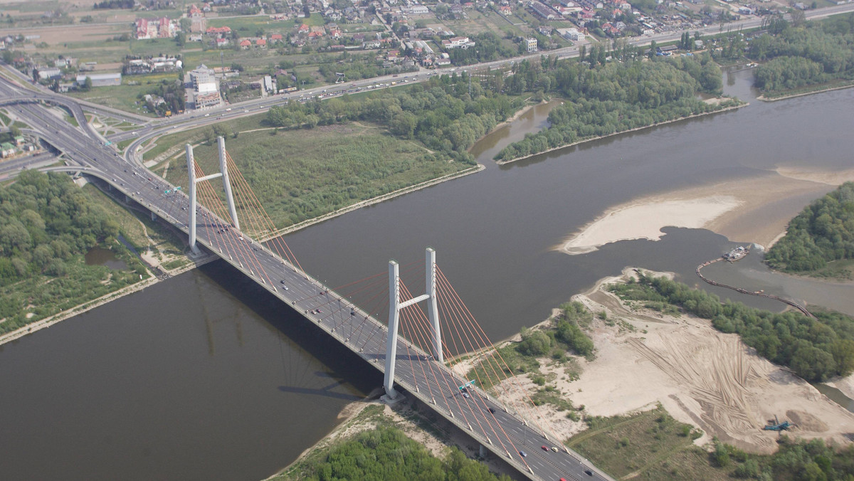 Przeprawą przez Wisłę, którą stołeczni kierowcy wybierają najczęściej, jest most Siekierkowski. W ciągu doby przejeżdża nim ponad 111 tysięcy samochodów. Zarząd Dróg Miejskich zbadał właśnie natężenie ruchu na wszystkich stołecznych mostach.