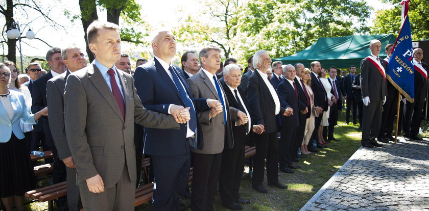 Tak bawią się posłowie! Posiedzenie klubu PiS w Strachocinie