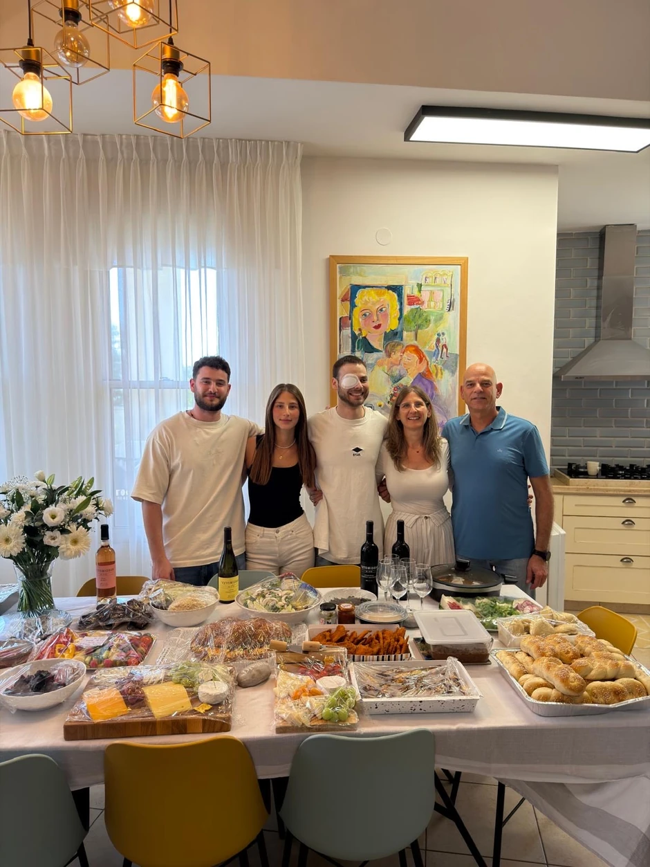 Alon Ohel sa porodicom nakon oslobađanja iz Gaze