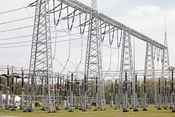 W Starych Modzelach oficjalnie otwarto stację elektroenergetyczną Łomża, będącą częścią linii o mocy 400 kV Narew-Ostrołęka. Obecny na uroczystości wicepremier Janusz Piechociński podkreślił, że ta inwestycja podnosi bezpieczeństwo energetyczne Polski i krajów bałtyckich, ale ma też wymiar gospodarczy. Zwrócił uwagę, że Polska ma wielkie ambicje, by być wytwórcą netto i eksporterem energii, ale jednocześnie rozumie, że na styku różnych systemów energetycznych trzeba integrować rynki i synchronizować technikę, a w chwilach próby udzielać sobie wsparcia. "Tak się dzieje i jesteśmy do tego gotowi" - powiedział Janusz Piechociński. fot. (zuz) PAP/Artur Reszko