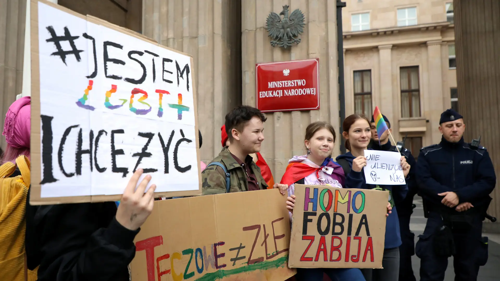 "Tęczowy piątek": ksiądz chwali, Ministerstwo Edukacji krytykuje, młodzież manifestuje