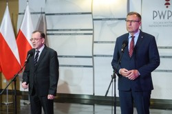 Dla obywateli - banknoty, a dla chorych leki. Spółki Skarbu Państwa ubiły ze sobą interes