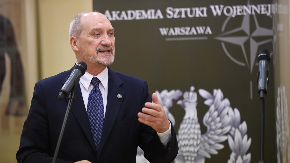 Polityka historyczna MON to nie jest wydumany koncept, lecz przywracanie prawdy – powiedział dziś minister obrony Antoni Macierewicz. Mówił o konieczności upamiętniania żołnierzy powojennego podziemia i tych żołnierzy, którzy służąc w armii przed 1989 r., działali na rzecz niepodległości.